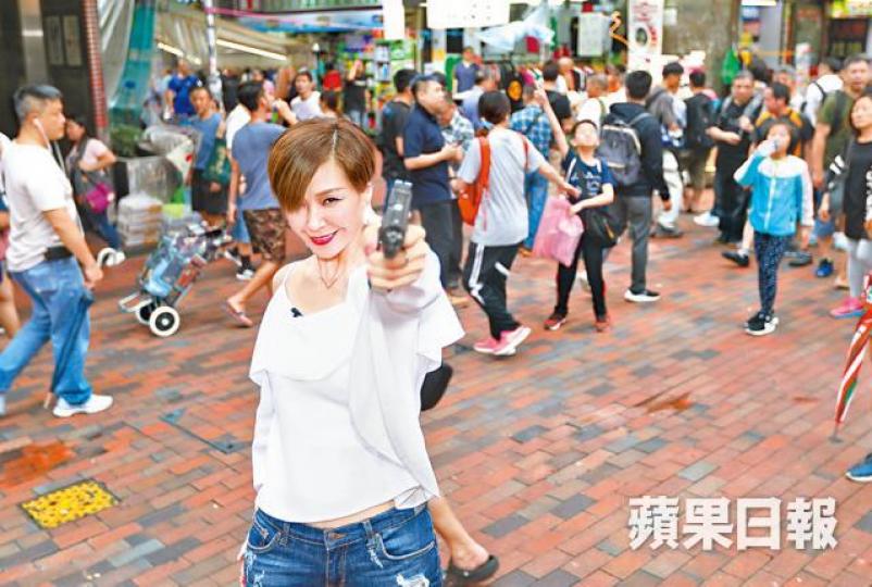 ■伍姑娘以娜姐身份「持槍」現身深水埗巡場。■伍姑娘21歲時下嫁當時51歲的翁江培,翁結婚13日後猝死。■練海棠跟伍姑娘結婚至今已19年,其間經歷幾許風雨。資料圖片■當年伍詠薇參加亞洲小姐獲最上鏡小姐,可惜未能打入三甲。資料圖片■伍姑娘一家五口的照片,前排是兩位哥哥經衡(左)及緯衡。 ■伍姑娘以娜姐身份「持槍」現身深水埗巡場。■伍姑娘21歲時下嫁當時51歲的翁江培,翁結婚13日後猝死。■練海棠跟伍姑娘結婚至今已19年,其間經歷幾許風雨。資料圖片■當年伍詠薇參加亞洲小姐獲最上鏡小姐,可惜未能打入三甲。資料圖片■伍姑娘一家五口的照片,前排是兩位哥哥經衡(左)及緯衡。