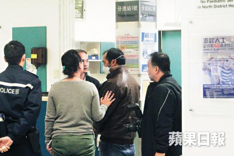 ■印度婦的丈夫(戴口罩者)事後報警。資料圖片 ■印度婦的丈夫(戴口罩者)事後報警。資料圖片