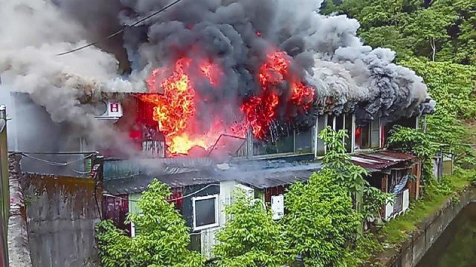■宮廟內存有爆竹和煤氣罐,起火後烈燄沖天。台灣《蘋果日報》■尋獲的焦屍被打包抬走。 ■宮廟內存有爆竹和煤氣罐,起火後烈燄沖天。台灣《蘋果日報》■尋獲的焦屍被打包抬走。