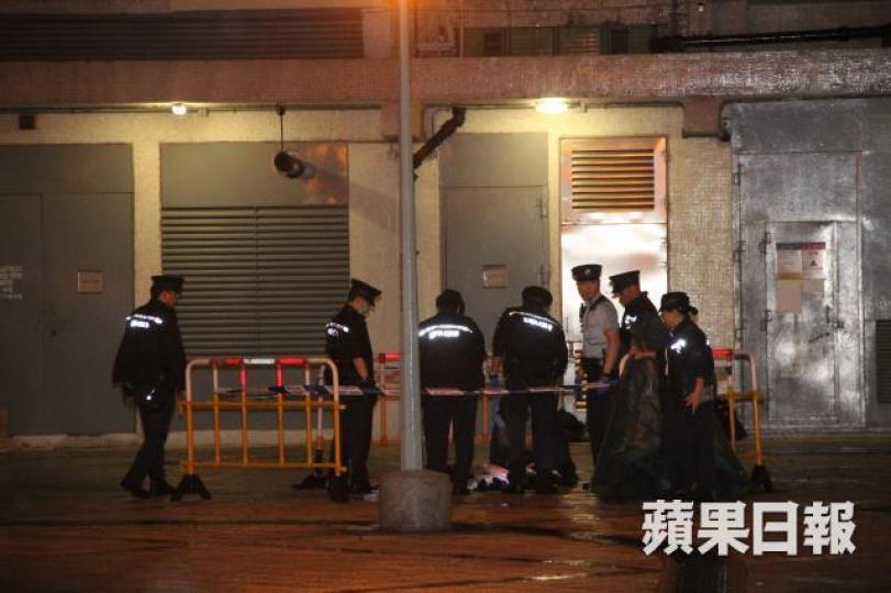 ■一名25歲青年昨凌晨從天水圍天瑞邨瑞泉樓高處墮下,當場死亡。 ■一名25歲青年昨凌晨從天水圍天瑞邨瑞泉樓高處墮下,當場死亡。