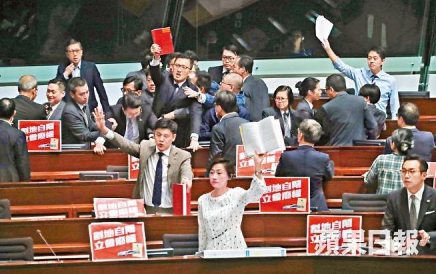 ■會議期間,梁君彥要求保安強行架走議員,引發混亂。何家達攝■梁君彥昨稱《議事規則》不能限制其權力。■警方昨晚在保安陪同下,進入立法會蒐證。 ■會議期間,梁君彥要求保安強行架走議員,引發混亂。何家達攝■梁君彥昨稱《議事規則》不能限制其權力。■警方昨晚在保安陪同下,進入立法會蒐證。