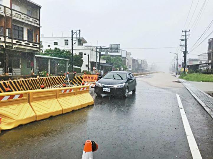 ■屏東多個地區水浸,部份公路一度封閉。台灣《蘋果日報》■昨天台灣南部及東部相繼受大雨侵襲。台灣《蘋果日報》 ■屏東多個地區水浸,部份公路一度封閉。台灣《蘋果日報》■昨天台灣南部及東部相繼受大雨侵襲。台灣《蘋果日報》