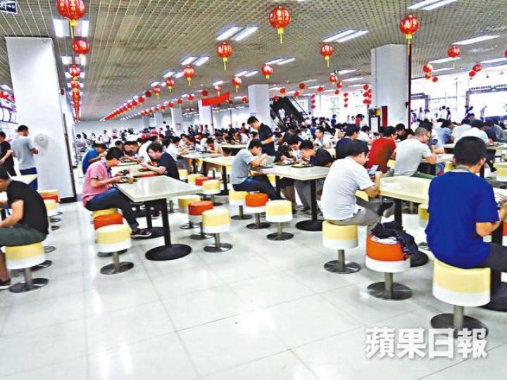 ■記者混入中興廠房餐廳，發現員工午飯時熱烈討論公司前景。
