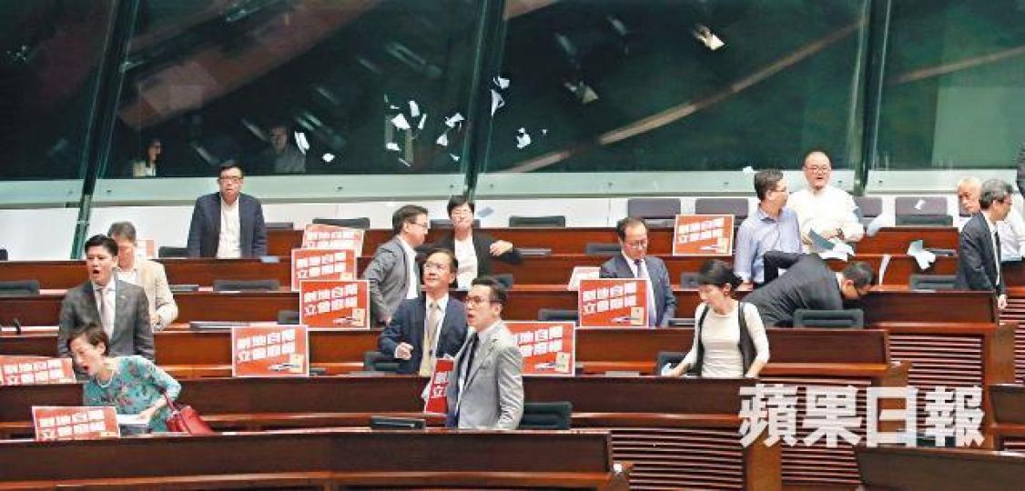 ■建制護航下,一地兩檢草案粗暴通過,民主派議員撕爛文件表達不滿。 ■建制護航下,一地兩檢草案粗暴通過,民主派議員撕爛文件表達不滿。