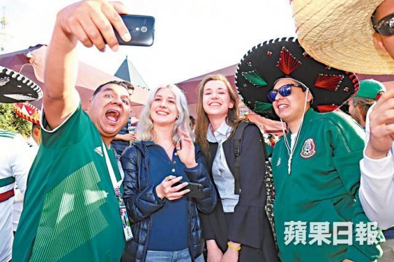 ■剛獲2026年主辦權的墨西哥球迷與俄女合照,表現興奮。 ■剛獲2026年主辦權的墨西哥球迷與俄女合照,表現興奮。
