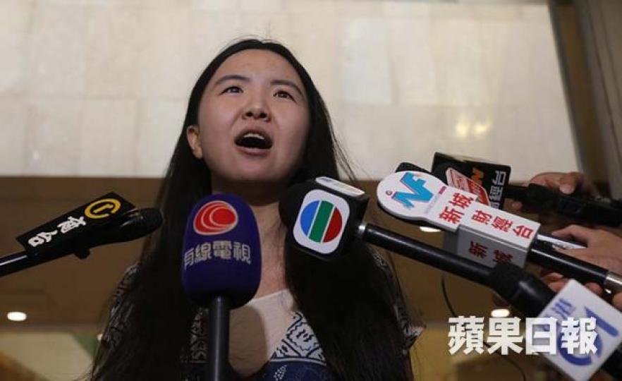 ■大陸文化已入侵香港,在法庭內拍照的內地女子唐琳玲是一個好好的例子。 資料圖片 ■大陸文化已入侵香港,在法庭內拍照的內地女子唐琳玲是一個好好的例子。 資料圖片