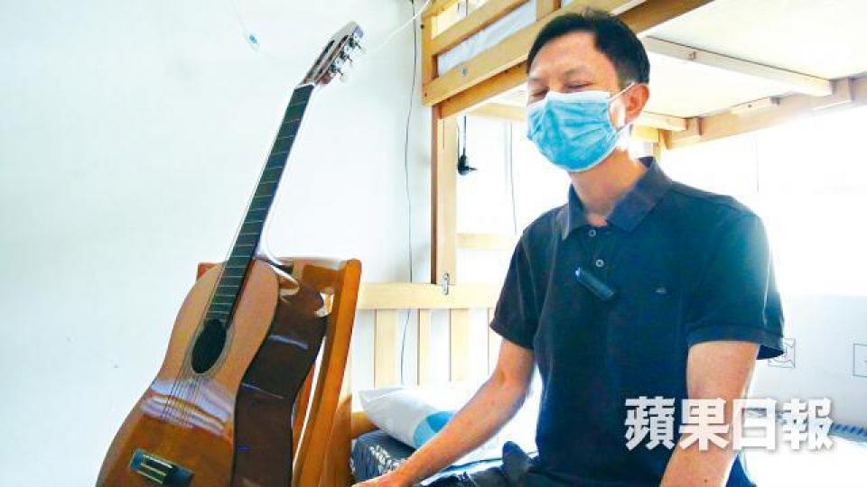 ■在父親節前喪子的李爸爸，輕撫愛兒的結他，老淚縱橫。麥超億攝■不幸身亡的欣鍵在父親眼中樂觀爽朗。受訪者提供