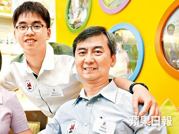 ■得爸爸顏文生悉心照料，自閉症患者Brian已學會控制情緒。馬泉崇攝■Brian旅行時與媽媽在火車前留影。協康會提供
