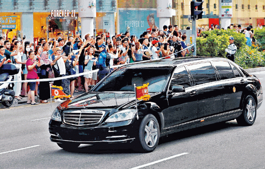 ■金正恩專車早前在新加坡受群眾歡迎。 ■金正恩專車早前在新加坡受群眾歡迎。