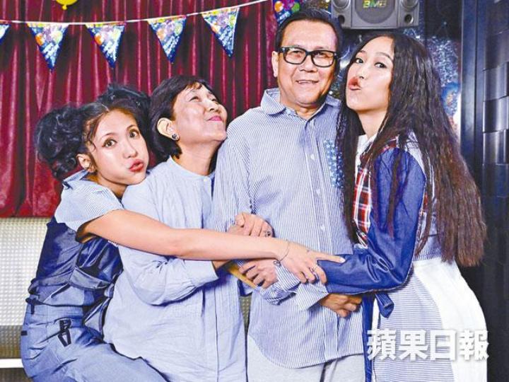 ■鍾舒漫(右)、鍾舒祺(左)與父母一家四口感情要好。 ■鍾舒漫(右)、鍾舒祺(左)與父母一家四口感情要好。