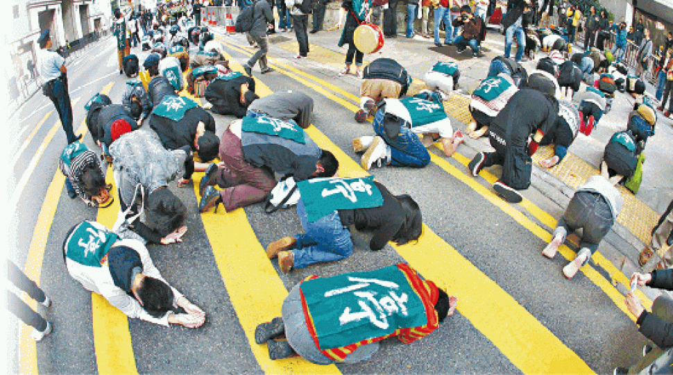■政府2009年底向立會申撥款建高鐵,成為不少年輕人參與社運的起點。 ■政府2009年底向立會申撥款建高鐵,成為不少年輕人參與社運的起點。
