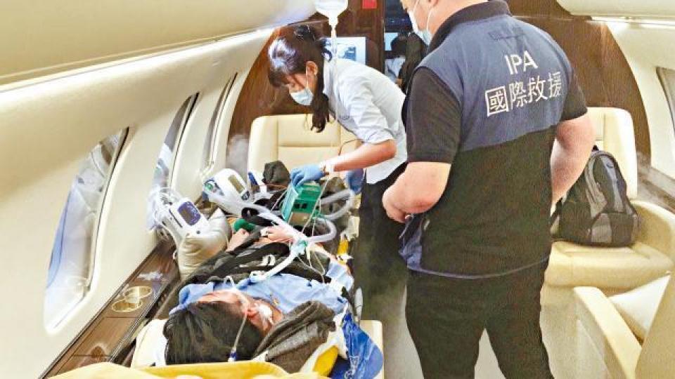 ■在馬爾代夫遇溺昏迷的港航空少,前晚由醫療專機運返本港醫治。親友提供圖片■遇溺港航空少嚴卓斌。互聯網■港航空少已送返香港治療,親友及同事到醫院探望。簡明恩攝 ■在馬爾代夫遇溺昏迷的港航空少,前晚由醫療專機運返本港醫治。親友提供圖片■遇溺港航空少嚴卓斌。互聯網■港航空少已送返香港治療,親友及同事到醫院探望。簡明恩攝
