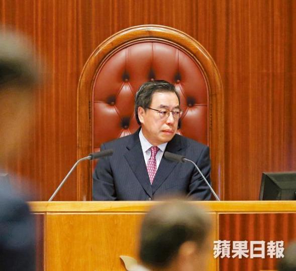 ■立法會主席梁君彥昨為通過一地兩檢草案出盡茅招。馬泉崇攝■運房局長陳帆昨無視民主派議員抗議,向傳媒稱歡迎立法會通過一地兩檢法案。張柏基攝 ■立法會主席梁君彥昨為通過一地兩檢草案出盡茅招。馬泉崇攝■運房局長陳帆昨無視民主派議員抗議,向傳媒稱歡迎立法會通過一地兩檢法案。張柏基攝