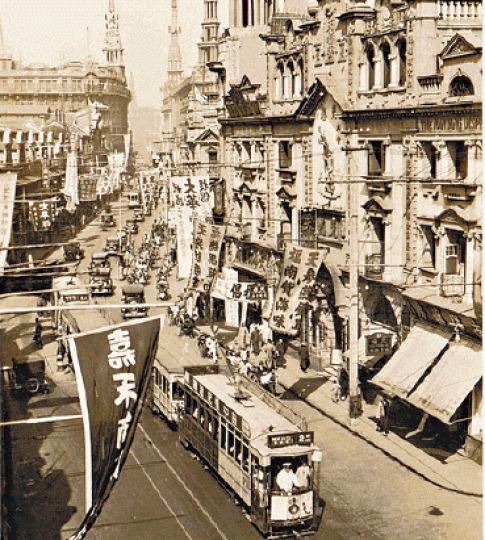 ■愛因斯坦1922年參觀上海南京路。 ■愛因斯坦1922年參觀上海南京路。