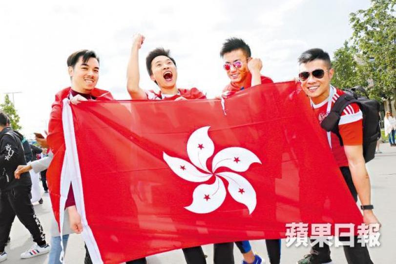 ■左起:4位港男Ken、Jan、David和潘先生赴俄觀賽,興奮之餘不忘展示香港區旗。記者洪量丰、禤家民俄羅斯直擊■陳奕迅昨被拍到在揭幕戰的VIP觀眾席。■加辛斯基(8號)接應高路雲的傳中頂入本屆第一球,為俄羅斯先開紀錄。美聯社 ■左起:4位港男Ken、Jan、David和潘先生赴俄觀賽,興奮之餘不忘展示香港區旗。記者洪量丰、禤家民俄羅斯直擊■陳奕迅昨被拍到在揭幕戰的VIP觀眾席。■加辛斯基(8號)接應高路雲的傳中頂入本屆第一球,為俄羅斯先開紀錄。美聯社