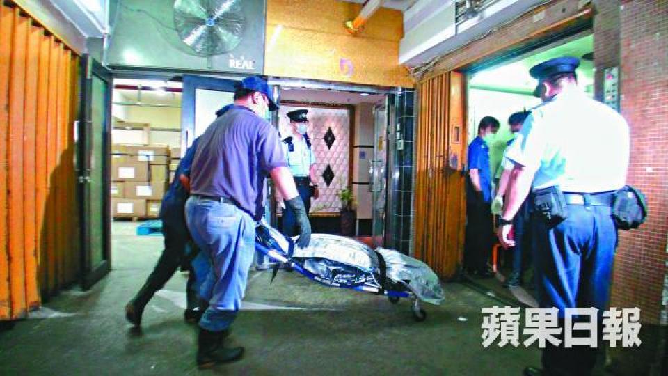 ■警員伍銘建去年7月初燒炭自殺，屍體由仵工移走。