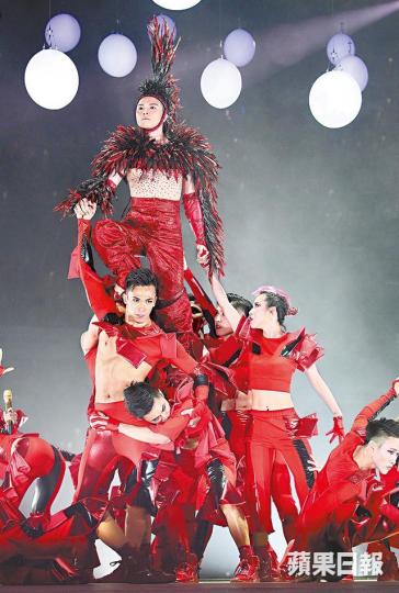 ■軒仔自嘲「火雞」的火紅造型,熱舞後站在舞蹈員身上。■戴假髮兼剃腳毛露腿的軒仔,拿着燒烤叉當權杖大玩港姐加冕。■軒仔(右)歌衫性感兼又唱又跳,樂迷如癡如醉。■容祖兒前晚為軒仔做嘉賓時,卻在台上收到荔枝。■軒仔穿上既似枯葉、又似梅艷芳的《新秀》歌衫唱出《預言書》。■軒仔(左)分享了與末期癌症朋友一同錄音經歷,之後獻歌時不禁落淚。■胡楓及羅蘭前晚擔任表演嘉賓。 ■軒仔自嘲「火雞」的火紅造型,熱舞後站在舞蹈員身上。■戴假髮兼剃腳毛露腿的軒仔,拿着燒烤叉當權杖大玩港姐加冕。■軒仔(右)歌衫性感兼又唱又跳,樂迷如癡如醉。■容祖兒前晚為軒仔做嘉賓時,卻在台上收到荔枝。■軒仔穿上既似枯葉、又似梅艷芳的《新秀》歌衫唱出《預言書》。■軒仔(左)分享了與末期癌症朋友一同錄音經歷,之後獻歌時不禁落淚。■胡楓及羅蘭前晚擔任表演嘉賓。