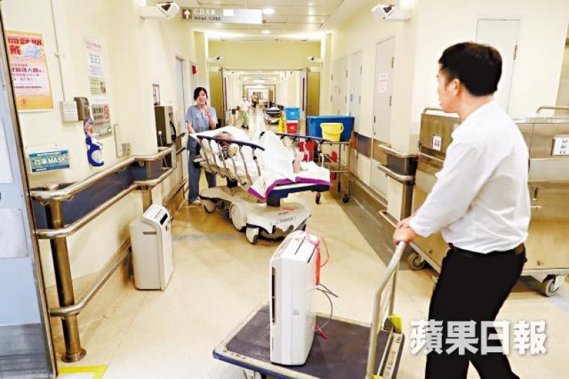 ■瑪麗醫院昨壞冷氣令水氣增加,職員臨時加設抽濕機。李錦鏵攝 ■瑪麗醫院昨壞冷氣令水氣增加,職員臨時加設抽濕機。李錦鏵攝