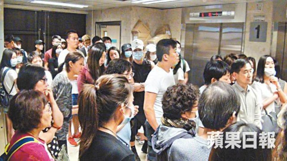 ■大批親友及同事趕到醫院見Calvin最後一面。黃麗英攝■遇溺港航空少嚴卓斌昨晚離世。互聯網 ■大批親友及同事趕到醫院見Calvin最後一面。黃麗英攝■遇溺港航空少嚴卓斌昨晚離世。互聯網