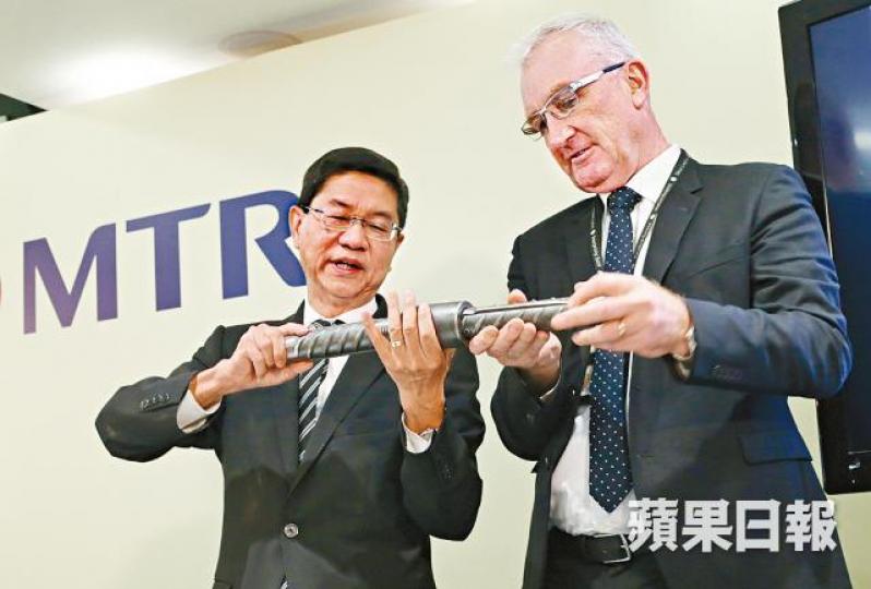 ■港鐵高層早前在記者會上示範問題鋼筋的接駁工序。 ■港鐵高層早前在記者會上示範問題鋼筋的接駁工序。