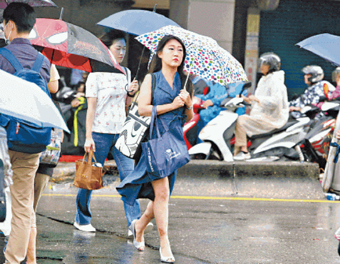 ■台北等地未來兩日或也有大雨。台灣《蘋果日報》■新北市昨日雨勢加大,道路積水。 ■台北等地未來兩日或也有大雨。台灣《蘋果日報》■新北市昨日雨勢加大,道路積水。