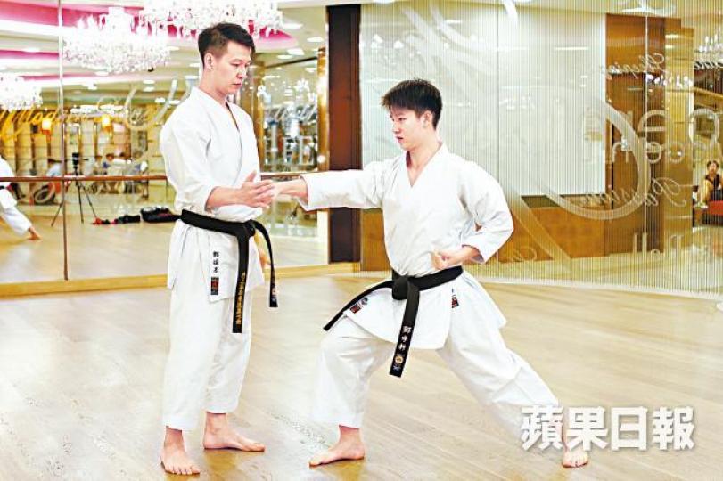 ■鄧頌基(左)以身作則教導兒子宇軒(右)公義。周子惇攝 ■鄧頌基(左)以身作則教導兒子宇軒(右)公義。周子惇攝