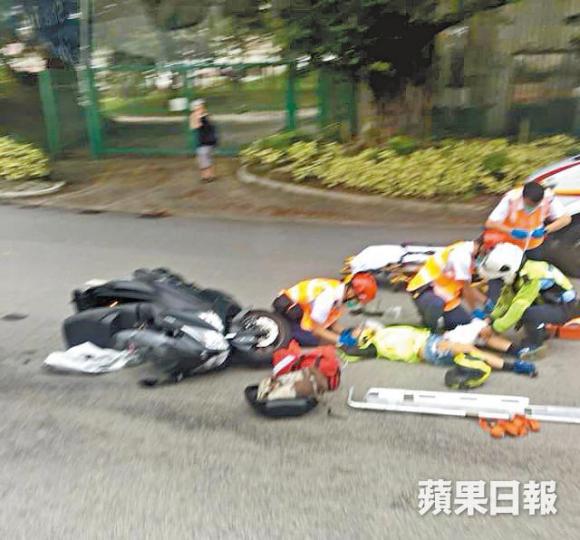 ■駕綿羊仔自炒的女警遭尾隨旅巴輾腳,救護員到場為她急救。互聯網■涉事電單車送至汽車扣留中心。溫瑞麟攝 ■駕綿羊仔自炒的女警遭尾隨旅巴輾腳,救護員到場為她急救。互聯網■涉事電單車送至汽車扣留中心。溫瑞麟攝