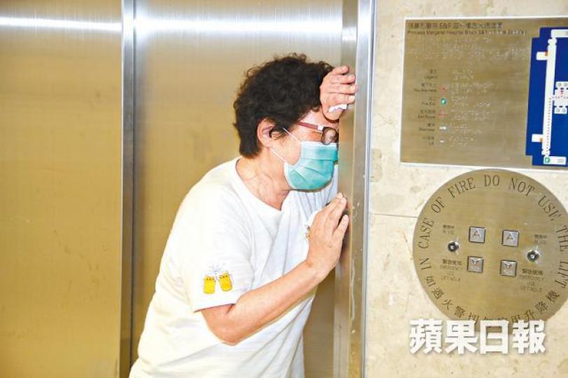 ■嚴母傷心欲絕,但表示會捐出兒子的器官。 ■嚴母傷心欲絕,但表示會捐出兒子的器官。
