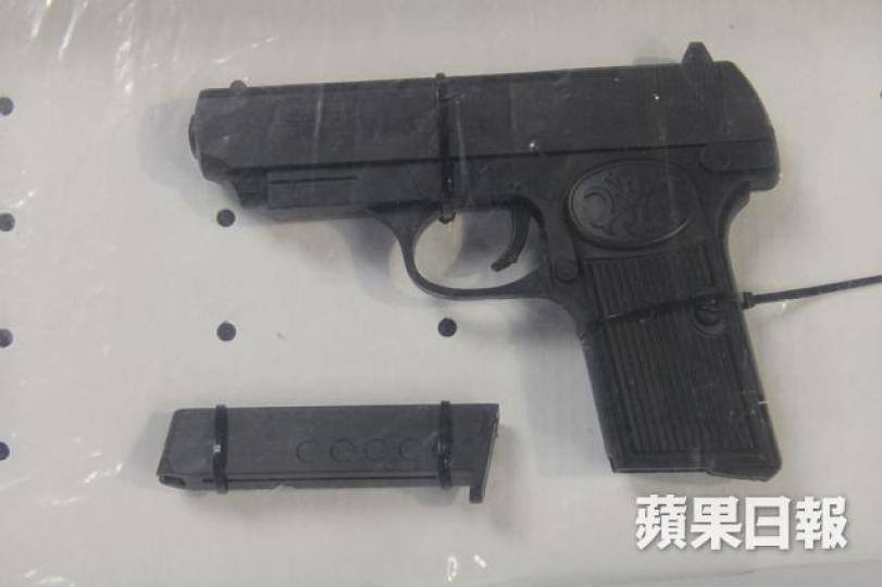 ■警方在被告寓所搜出玩具槍。資料圖片 ■警方在被告寓所搜出玩具槍。資料圖片