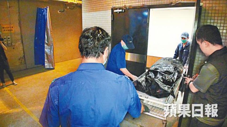 ■死者林繼偉前年被發現上吊身亡後,由仵工枱走。 ■死者林繼偉前年被發現上吊身亡後,由仵工枱走。