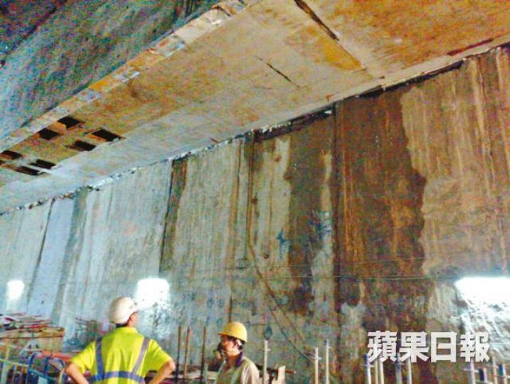 ■2016年中,月台層板與連續牆的接駁位疑有滲水。■紅磡站沙中綫月台工程爆出鋼筋接駁造假醜聞。 ■2016年中,月台層板與連續牆的接駁位疑有滲水。■紅磡站沙中綫月台工程爆出鋼筋接駁造假醜聞。