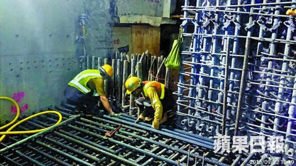■中科去年向禮頓通報發現造假,並附上拍於2015年9月的照片,顯示工人將鋼筋剪短及安裝。 ■中科去年向禮頓通報發現造假,並附上拍於2015年9月的照片,顯示工人將鋼筋剪短及安裝。