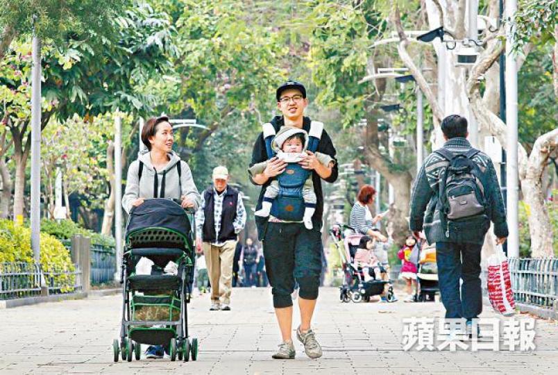 ■僱員侍產假今年有望增至5天。資料圖片 ■僱員侍產假今年有望增至5天。資料圖片