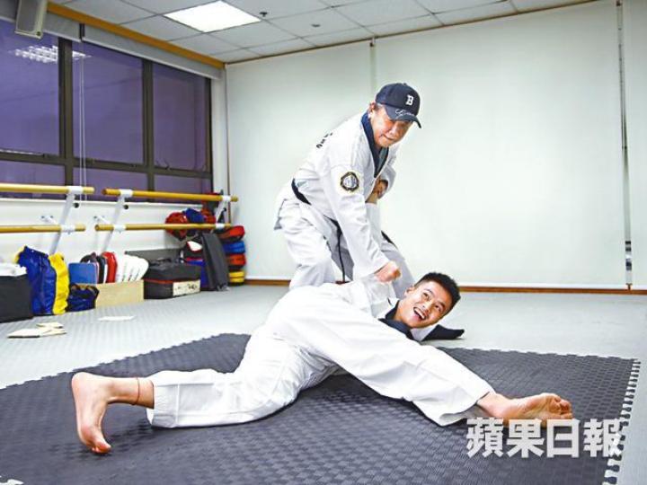 ■Dixon教父親夏雨自衞術,而夏雨一個反手就將扮賊人的Dixon撻在地上。■夏雨收到囝囝送的父親節禮物十分感動。■夏雨示範打斷木板。■Dixon(下)小時就去溫哥華讀書,夏雨坦言父子間不夠warm。 ■Dixon教父親夏雨自衞術,而夏雨一個反手就將扮賊人的Dixon撻在地上。■夏雨收到囝囝送的父親節禮物十分感動。■夏雨示範打斷木板。■Dixon(下)小時就去溫哥華讀書,夏雨坦言父子間不夠warm。