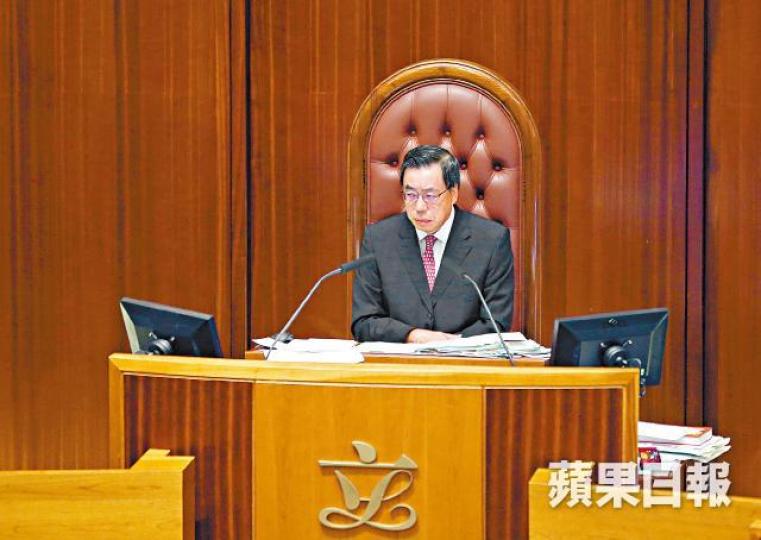■梁君彥前日通過一地兩檢草案,遭民主派力數四宗罪。■民主派議員當日撕爛文件抗議一地兩檢草案被粗暴通過。 ■梁君彥前日通過一地兩檢草案,遭民主派力數四宗罪。■民主派議員當日撕爛文件抗議一地兩檢草案被粗暴通過。