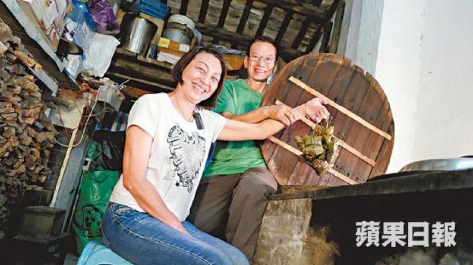 ■圍村人嬌姐（左）為了再吃到母親的味道，也不想祖傳灰水糭失傳，與丈夫鈿哥特意拜訪圍村老人學習灰水糭製法。麥超億攝■荔枝柴生火後的灰燼經篩揀後，成為灰水原材料。■以水翁葉煲水加入荔枝灰再過濾，便成為灰水。
