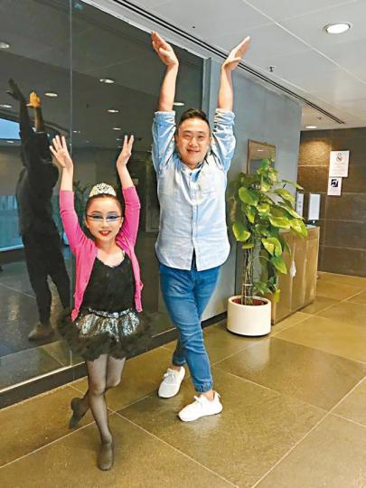 ■消防爸爸阿祖傷癒後更珍惜與家人相處的時間,愛女曈曈每次練舞及比賽,他都管接管送。■阿祖(箭嘴示)4年前在爆炸意外中重傷。■阿祖笑言女兒日後的丈夫要跟他性格一樣,若任職消防員更好。受訪者提供圖片■曈曈3歲開始習舞,多次參加比賽獲獎,直言爸爸在後台能給予她信心。■在空姐太太Joey(左)及女兒曈曈眼中,阿祖是100分好丈夫、好爸爸。 ■消防爸爸阿祖傷癒後更珍惜與家人相處的時間,愛女曈曈每次練舞及比賽,他都管接管送。■阿祖(箭嘴示)4年前在爆炸意外中重傷。■阿祖笑言女兒日後的丈夫要跟他性格一樣,若任職消防員更好。受訪者提供圖片■曈曈3歲開始習舞,多次參加比賽獲獎,直言爸爸在後台能給予她信心。■在空姐太太Joey(左)及女兒曈曈眼中,阿祖是100分好丈夫、好爸爸。