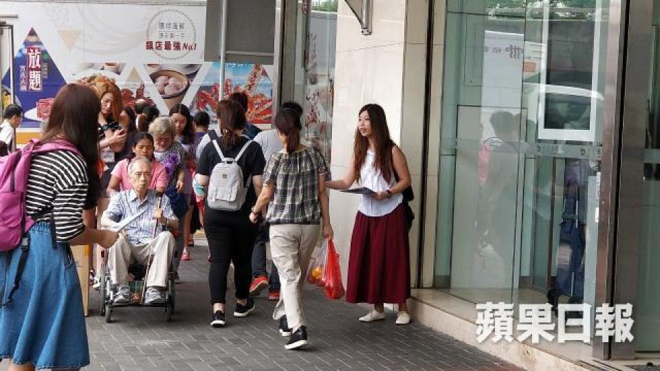 ■職工盟抗議位於牛頭角的宏光護老院剝削內地工人,到社區派發傳單。 ■職工盟抗議位於牛頭角的宏光護老院剝削內地工人,到社區派發傳單。