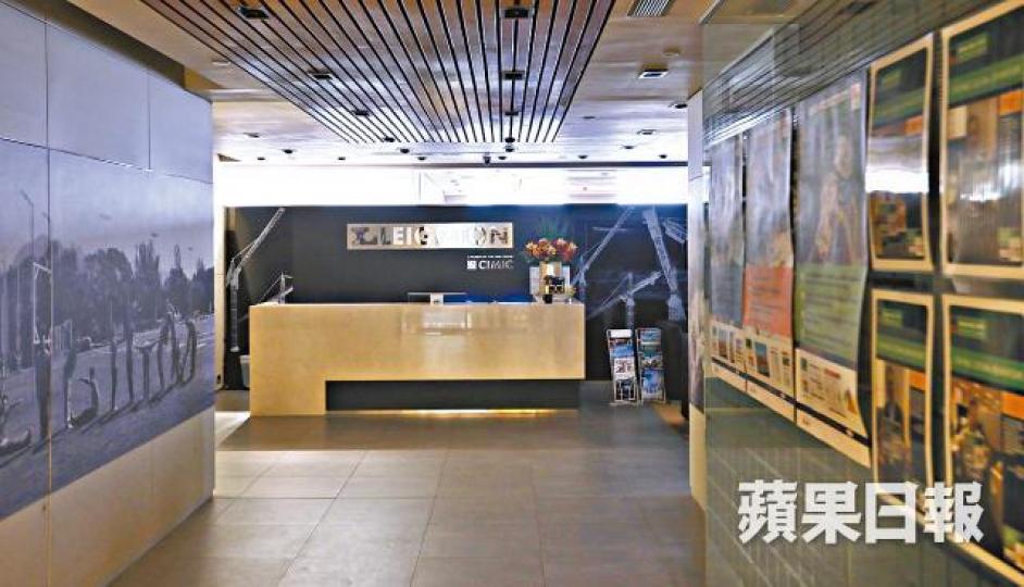 ■記者昨到禮頓位於灣仔的辦公室,惟辦公室內烏燈黑火,未見有員工上班。梁振英 ■記者昨到禮頓位於灣仔的辦公室,惟辦公室內烏燈黑火,未見有員工上班。梁振英