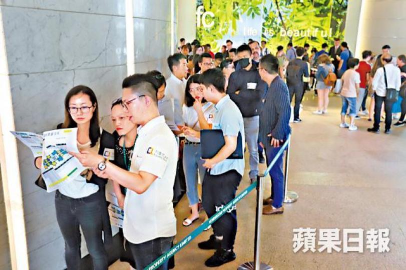 ■位於ifc的利奧坊.凱岸售樓處昨人頭湧湧,不少準買家到場排隊。譚德潤攝■利奧坊.凱岸累售299伙,總套現金額近19億元。資料圖片 ■位於ifc的利奧坊.凱岸售樓處昨人頭湧湧,不少準買家到場排隊。譚德潤攝■利奧坊.凱岸累售299伙,總套現金額近19億元。資料圖片