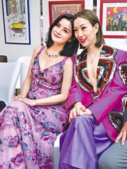 ■Sammi(右)昨日穿上低胸裝現身,同場的阿Sa亦輕晒事業線。■佘詩曼行紅地毯時,不慎露出胸墊。《新浪娛樂》圖片■(左起)吳鎮宇、佘詩曼、周秀娜及張智霖昨日亦盛裝出席電影節。《新浪娛樂》圖片 ■Sammi(右)昨日穿上低胸裝現身,同場的阿Sa亦輕晒事業線。■佘詩曼行紅地毯時,不慎露出胸墊。《新浪娛樂》圖片■(左起)吳鎮宇、佘詩曼、周秀娜及張智霖昨日亦盛裝出席電影節。《新浪娛樂》圖片