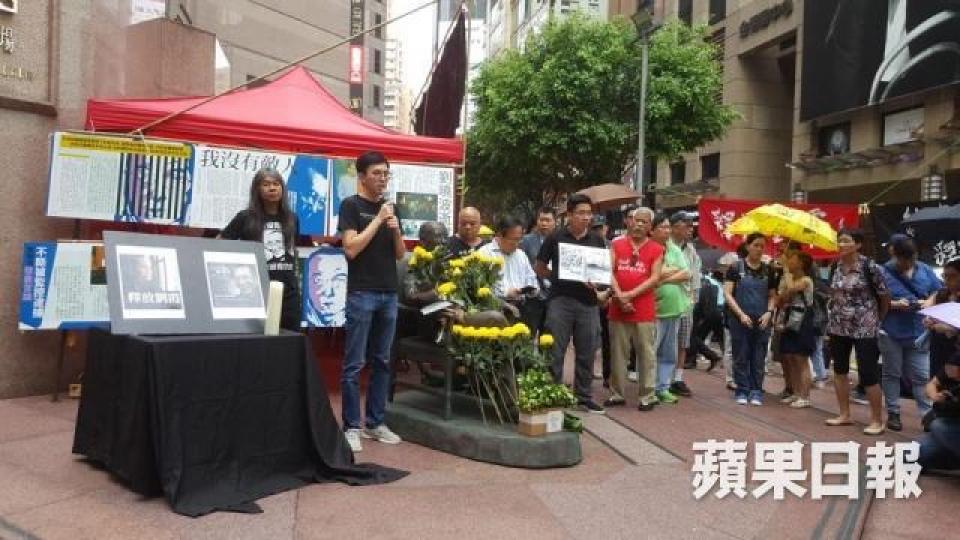 ■銅鑼灣時代廣場發律師信,要求支聯會及社民連昨下午6時前撤走劉曉波的銅像及街站。 ■銅鑼灣時代廣場發律師信,要求支聯會及社民連昨下午6時前撤走劉曉波的銅像及街站。