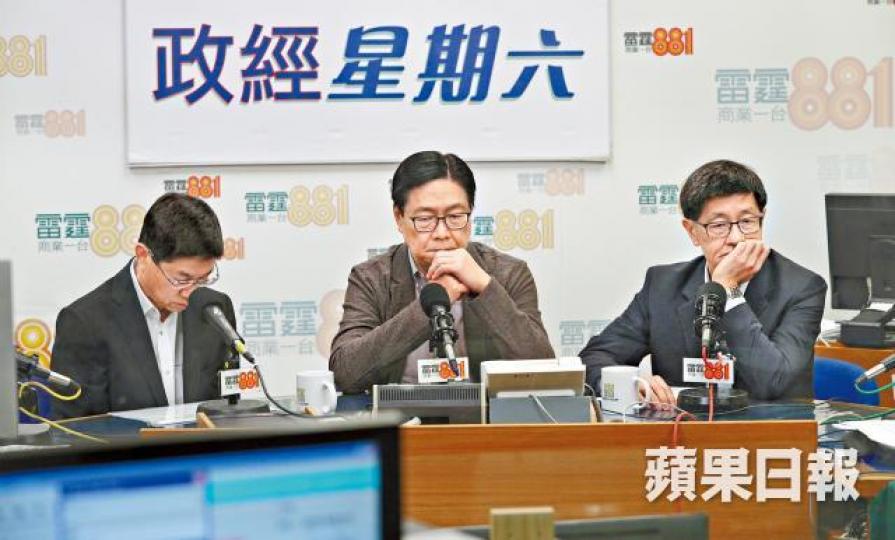 ■港鐵主席馬時亨(中)昨指土瓜灣站事件令他「唔開心」;左為港鐵工程總監黃唯銘,右為港鐵行政總裁梁國權。張志華攝 ■港鐵主席馬時亨(中)昨指土瓜灣站事件令他「唔開心」;左為港鐵工程總監黃唯銘,右為港鐵行政總裁梁國權。張志華攝