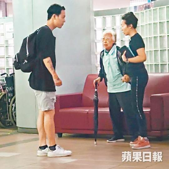【細心扶持】■準孫女婿往辦出院手續時,他先安頓阿芝(右)陪婆婆在大堂休息。【十指緊扣】■阿芝同未婚夫閃電俠日前拍拖往醫院接外婆出院。【心情靚晒】■阿芝和閃電俠到醫院見到婆婆精神奕奕,心情都大靚。【拖實慢行】■阿芝(右)拖實婆婆慢行,非常細心體貼。■阿芝(左)日前帶病癒的婆婆嘆西餐。互聯網圖片 【細心扶持】■準孫女婿往辦出院手續時,他先安頓阿芝(右)陪婆婆在大堂休息。【十指緊扣】■阿芝同未婚夫閃電俠日前拍拖往醫院接外婆出院。【心情靚晒】■阿芝和閃電俠到醫院見到婆婆精神奕奕,心情都大靚。【拖實慢行】■阿芝(右)拖實婆婆慢行,非常細心體貼。■阿芝(左)日前帶病癒的婆婆嘆西餐。互聯網圖片