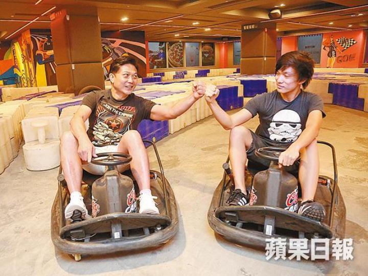 ■錢小豪和15歲細仔穎德比賽小型飄移,上場無父子,事後小豪坦言不及兒子叻。■錢小豪細心幫囝囝扣好頭盔。 ■錢小豪和15歲細仔穎德比賽小型飄移,上場無父子,事後小豪坦言不及兒子叻。■錢小豪細心幫囝囝扣好頭盔。
