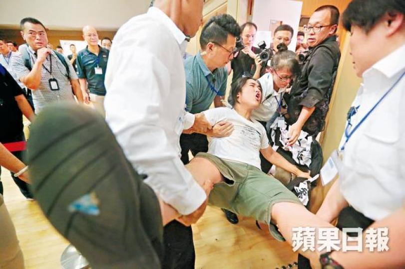 ■有示威者在論壇期間舉起橫額抗議,隨即遭保安抬離現場。何家達攝■有團體在場外請願,促黃遠輝不要偏聽,應聆聽不同民意。 ■有示威者在論壇期間舉起橫額抗議,隨即遭保安抬離現場。何家達攝■有團體在場外請願,促黃遠輝不要偏聽,應聆聽不同民意。