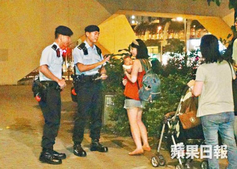 ■機動部隊警員昨晚在啟晴邨附近向途經市民做問卷調查。姜偉康攝