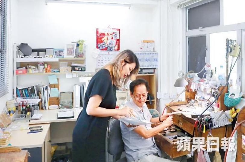 ■袁麗琳創業打造香港製造的首飾品牌,她主理設計及銷售,爸爸負責製作,是拍檔,也是父女。王心義攝■珠寶工場都是重門深鎖,打磨、燒焊、溶金,拿着小工具固定鑽石,袁軒帶總是埋頭苦幹。■手繪設計草圖,再交由爸爸製作,兩父女合作無間。 ■袁麗琳創業打造香港製造的首飾品牌,她主理設計及銷售,爸爸負責製作,是拍檔,也是父女。王心義攝■珠寶工場都是重門深鎖,打磨、燒焊、溶金,拿着小工具固定鑽石,袁軒帶總是埋頭苦幹。■手繪設計草圖,再交由爸爸製作,兩父女合作無間。