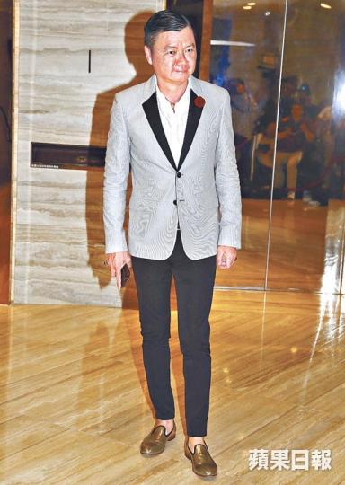 ■艾威承認為江湖大佬壽宴做表演嘉賓,表示入場前門外警察還跟他打招呼。資料圖片■艾威指自己在網劇《無間道》飾演的雷爺,是以江湖大佬沙田Me作藍本。劇照■吳國敬昨表示在娛樂圈打滾多年,總會認識一些江湖朋友。資料圖片■勝和元老「雞腳黑」上周五在尖東帝苑酒店擺壽宴。《壹週刊》圖片 ■艾威承認為江湖大佬壽宴做表演嘉賓,表示入場前門外警察還跟他打招呼。資料圖片■艾威指自己在網劇《無間道》飾演的雷爺,是以江湖大佬沙田Me作藍本。劇照■吳國敬昨表示在娛樂圈打滾多年,總會認識一些江湖朋友。資料圖片■勝和元老「雞腳黑」上周五在尖東帝苑酒店擺壽宴。《壹週刊》圖片