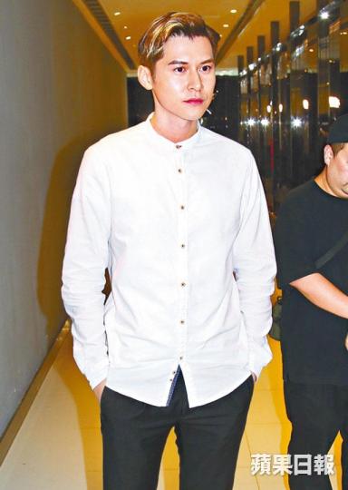 ■陳家樂昨日出席活動時,表示「呢刻講乜都冇用。」■陳家樂強擠笑容,擔任一日店長。互聯網圖片■陳家樂失戀後表示想繼續工作,因是最好的面對方法。資料圖片■陳家樂曾視余香凝為結婚對象。資料圖片■日前陳家樂在Ig發文,稱仍視余香凝是最親的親人。 ■陳家樂昨日出席活動時,表示「呢刻講乜都冇用。」■陳家樂強擠笑容,擔任一日店長。互聯網圖片■陳家樂失戀後表示想繼續工作,因是最好的面對方法。資料圖片■陳家樂曾視余香凝為結婚對象。資料圖片■日前陳家樂在Ig發文,稱仍視余香凝是最親的親人。